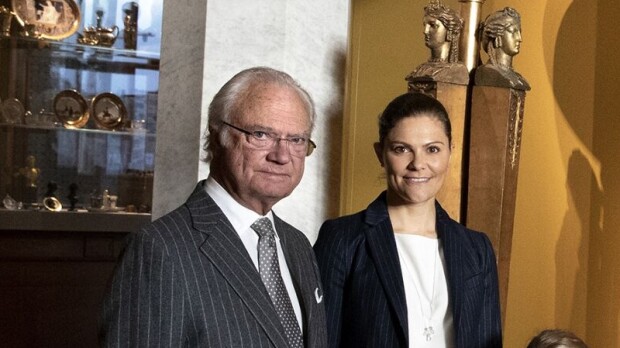 Kruununprinsessa Victoria isän jalanjäljissä! Kaarle Kustaan nuoruuskuva huvittaa - 'Kuin James Bond'