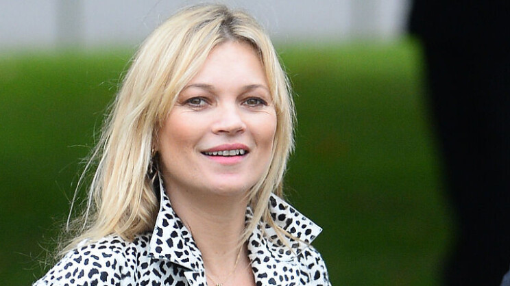 Kate Moss pyöri kadulla kuin dervissi - elämän jäljet näkyvät käsissä ja kaulalla