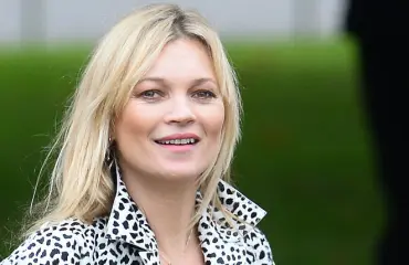 Kate Moss pyöri kadulla kuin dervissi - elämän jäljet näkyvät käsissä ja kaulalla