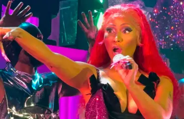 Välikohtaus: Nicki Minaj nakkasi mysteeriesineen takaisin yleisöön - joutuu syytetyn penkille?