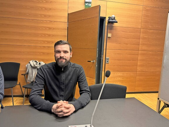 Ramon vastasi toimittajan kysymyksiin ennen oikeudenkäynnin alkua.