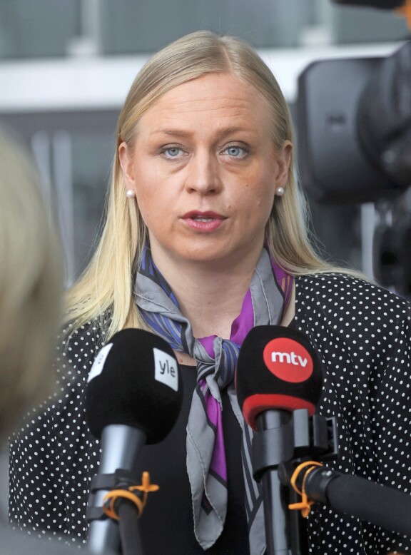 Ulkoministeri Elina Valtonen esiintyi Brysselissä silmä mustana. Erityisavustajan mukaan kyseessä oli silmätulehdus.