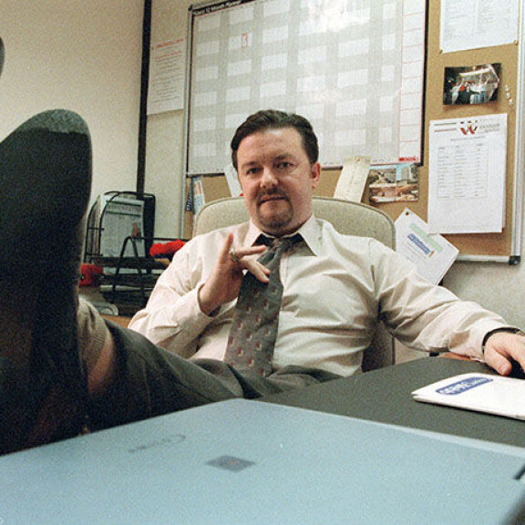 David Brent (Ricky Gervais) on omasta mielestään hauskin ja maailman paras pomo. Sisäkuva