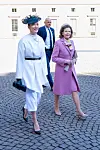 Suzanne edusti elegantissa asussa. Hän on huomattavasti pidempi kuin kuningatar Silvia.