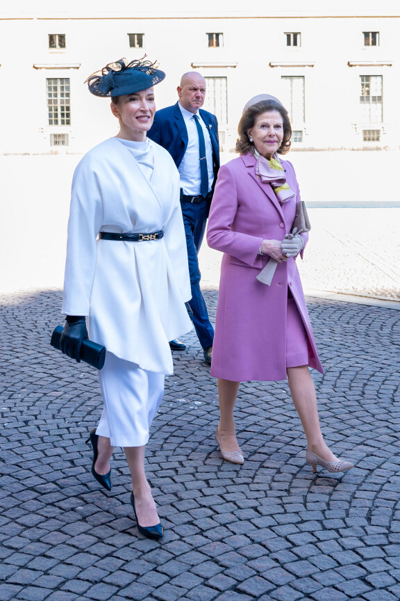 Suzanne edusti elegantissa asussa. Hän on huomattavasti pidempi kuin kuningatar Silvia.