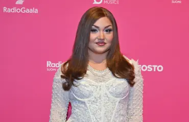 Etta paljasti kappaleella kipeän menneisyytensä - tällaisissa väleissä artisti on nykyään isänsä kanssa