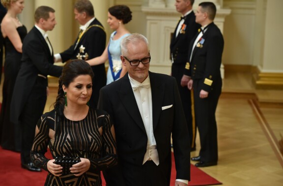 Sari edusti Linnan juhlissa 2014 yhdessä silloisen puolisonsa Petri Sarvamaan kanssa.
