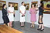 Mukana museossa oli opetusministeri Anna-Maja Henriksson (toinen vasemmalta), joka kuuli yhdessä Suzannen kanssa tietoa esillä olevasta taiteesta.