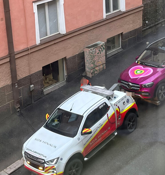 Petrus Pennasen auto kiinnitettiin hinausautoon maanantaina.