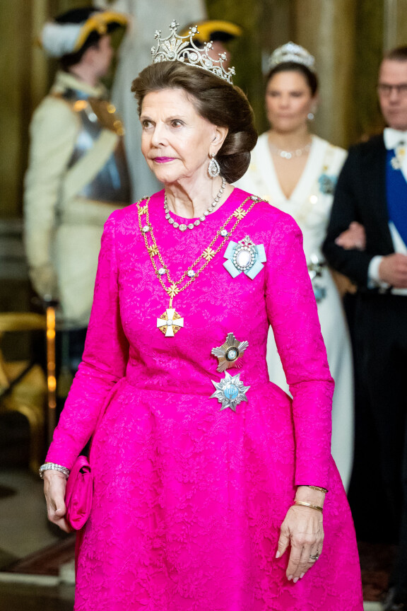 Yhdeksänpiikkinen tiara on yksi useimmin käytetyistä pääkoristeista.