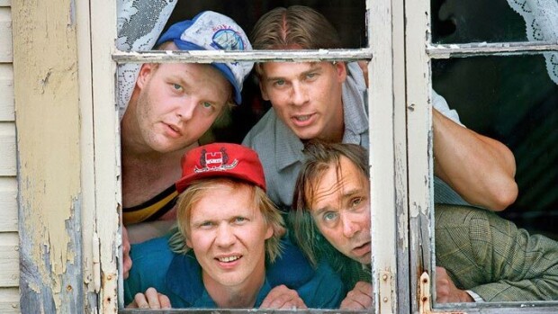 Tänään tv:ssä: Peräkamaripojat kaipaavat naisia – kotimainen maalaiskomedia toiveuusintana Peräkamaripojat