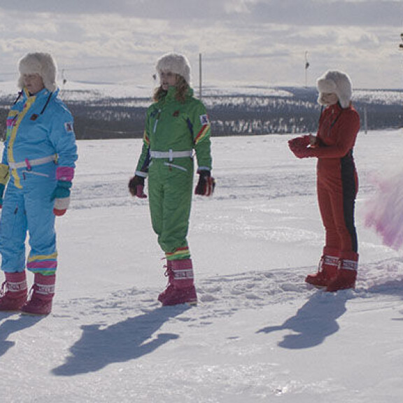 Skimbagirlsissä lähdetään hääjuhlien viettoon Lappiin. Sisäkuva