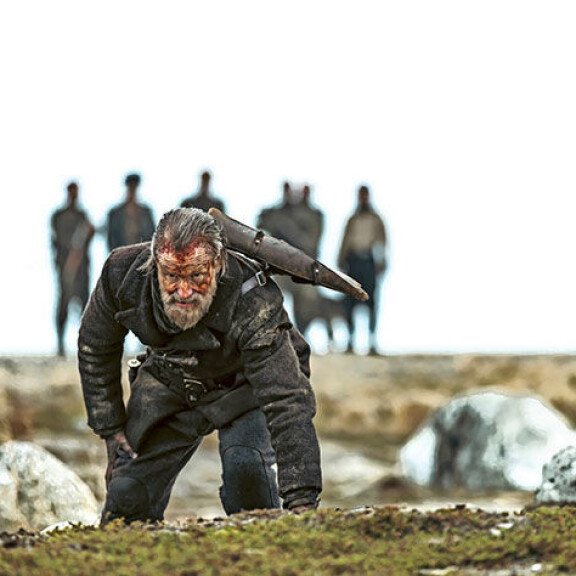 Kultaa löytänyt Aatami Korpi (Jorma Tommila) saa vastaansa natsit. Sisäkuva