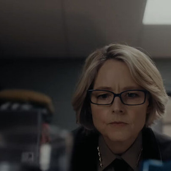 Liz Danvers (Jodie Foster) etsii arktiselta tutkimusasemalta kadonneita miehiä. Sisäkuva