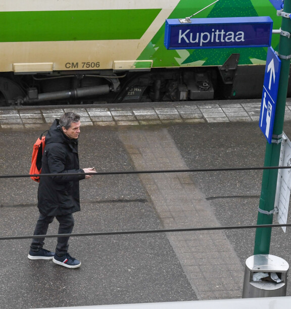 Seppo hyppäsi junan kyytiin