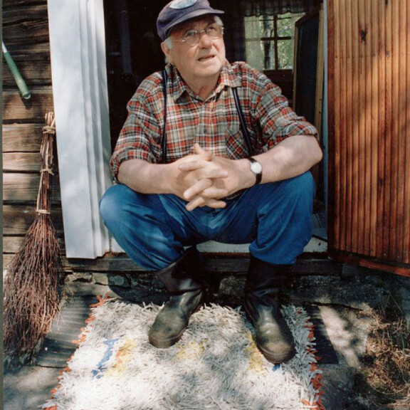 Television puolella Ahti Kuoppala muistetaan erityisesti Rainer Mielosen roolista sarjassa Vain muutaman huijarin tähden (1998). Sisäkuva