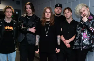 Blind Channelin jäsenet avautuvat valtavasta keikkajännityksestään: "Katsomossa on vanhemmat, jotka ovat nähneet, kun paskoo vaippoihin"