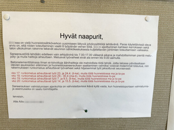 Kipakan yhtiökokouksen jälkeen Atte laittoi rappukäytävään ilmoituksen, jossa hän selvitteli remonttiaikatauluja. Viestissään hän pahoitteli, kuinka valmistusajankohta on edelleen epäselvä.