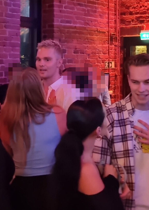 Söpöläiset juttelivat ihmisille ahkerasti karaokebaarissa.