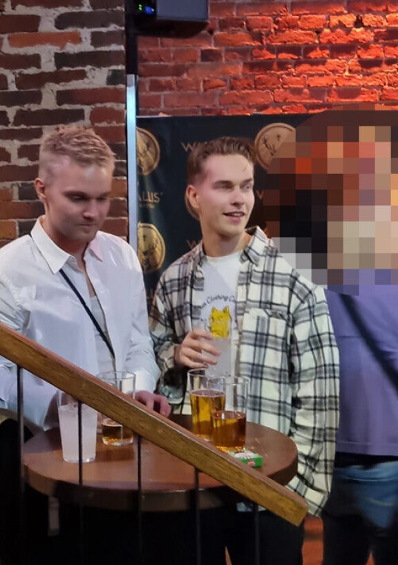 Benjamin ja Joni viihtyivät tiiviisti yhdessä illan mittaa.