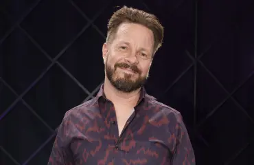 Vain elämää -kapellimestari Leri Leskinen nauratti kahvilaväkeä – kuva