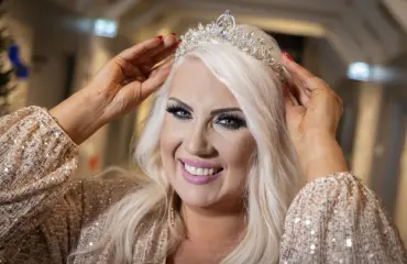 Keikkakuvat: Miss XL Mira Kontio yllätti ysärikokoonpanon laulajana!