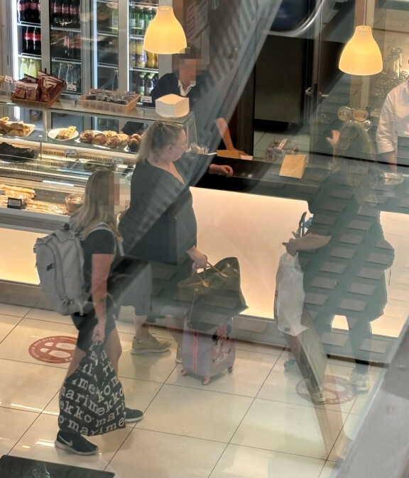 Dubrovnikin lentokentällä seurue kävi tilaamassa juomat ennen paluulentoa takaisin Suomeen.