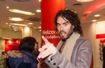 Muistatko Katy Perryn kohuissa rypeneen ex-aviomiehen? Tältä Russel Brand näyttää nyt