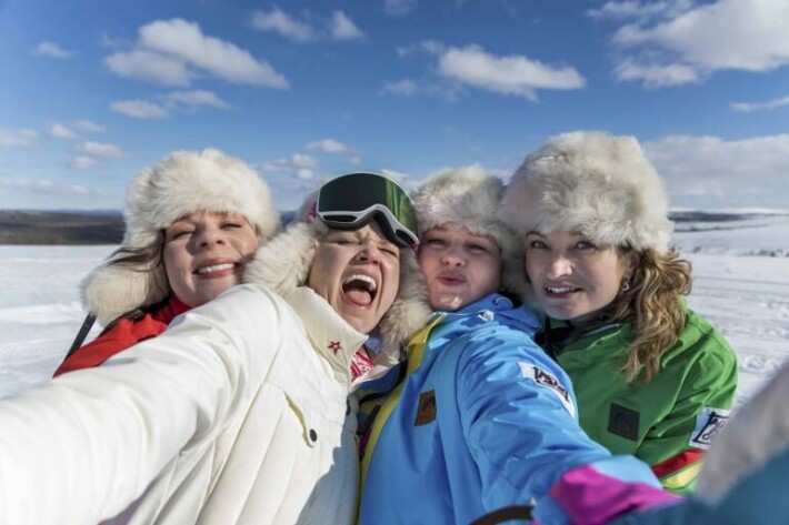 Skimbagirlseissä Armia viehättää erityisesti näyttelijäkollegoiden samantahtisuus. Skimbagirls