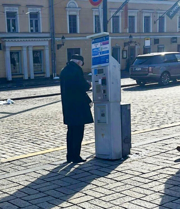 Viikon Kääkit: Petrus Pennasen pysäköintimoka, Jarmo Koski Rodoksella, Erna Husko luksuskahvilassa