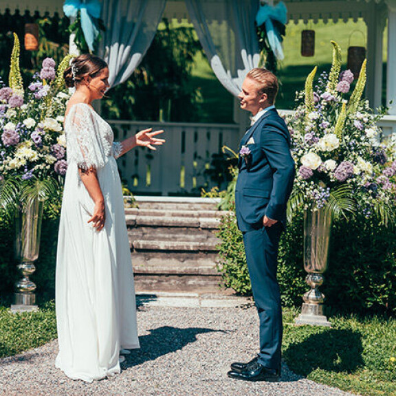 Emma ja Jarkko lukivat toisilleen vihkivalansa hyvissä merkeissä. Sen jälkeen tilanne kuitenkin muuttui. R