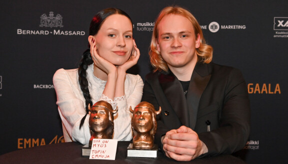 Pehmoaino (Aino Morko) ja tuottaja Topi Kilpinen vuoden 2023 Emma-gaalassa.
