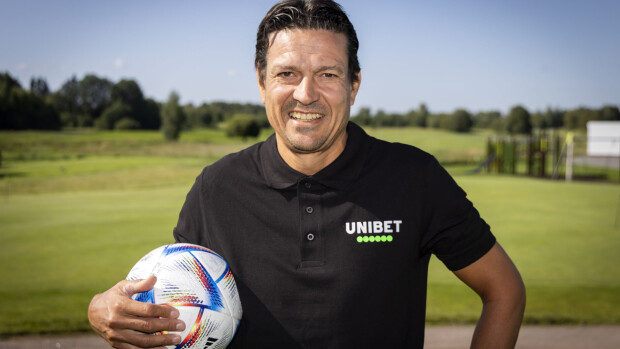 Vau! Jari Litmanen julkaisi harvinaisen perhepotretin Barcelonasta – virolaisvaimo Ly häikäisee kauneudellaan