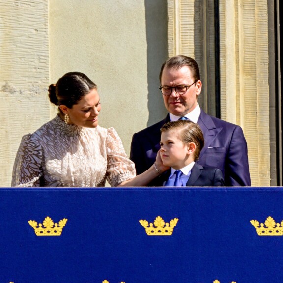Prinssi Oscar oli pukeutunut sävy sävyyn isänsä kanssa, ja hiuksetkin oli kammattu samaan tyyliin.