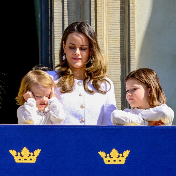 Prinsessa Sofia tyynnytteli kuopustaan, 3-vuotiasta Juliania, kun jo 6-vuotias Gabriel katseli kärsivällisenä vieressä.