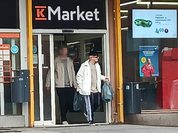 Käärijä poistui kaupasta kasseineen tunnistettavan näköisenä.