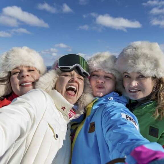 Matleena Kuusniemi selvisi Skimbagirlsin hurjasta hiihtohissikohtauksesta. Skimbagirls
