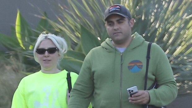 Kihlaushuhut yltyvät! Lady Gaga piilotteli kättään paparazzeilta - kuvat!
