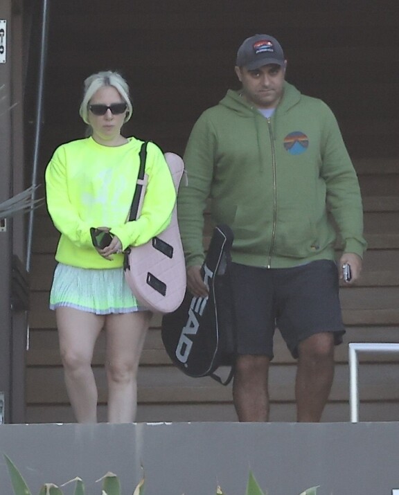 Lady Gaga piilotti vasemman kätensä huomatessaan kuvaajat.