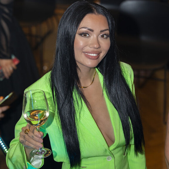 Shirly Karvinen toimi vuoden 2022 Miss Suomi -kilpailun finaalituomaristossa. Sisäkuva