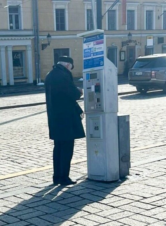 Erkki Tuomioja päätyi Enbusken ensimmäiseen paparazzi-otokseen.
