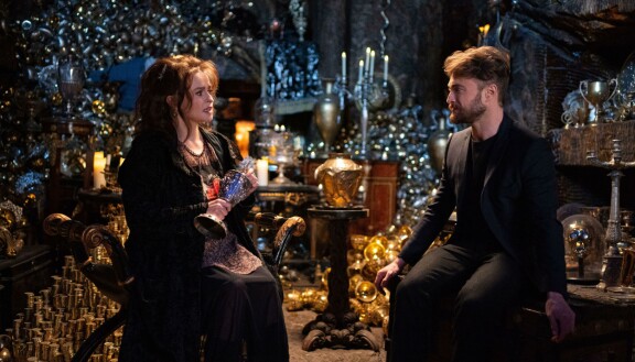 Daniel Radcliffe palasi yhdessä Helena Bonham Carterin (Bellatrix Lestranger) Harry Potter-elokuvasarjan lavasteisiin vuonna 2021. Harry Potter 20 -vuotisjuhla: Paluu Tylypahkaan on katsottavissa HBO Max -palvelussa.