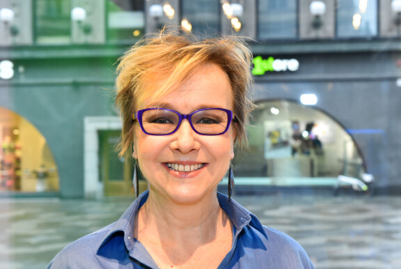 Maria ja Paula alkoivat sattumalta keskustella yliluonnollisista kokemuksistaan. Silloin selvisi, että heidän kokemuksensa ovat liki tismalleen samanlaiset. Paula on kuulunut Kansallisteatterin vakionäyttelijöihin vuodesta 1981.