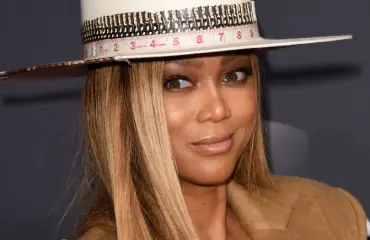 Tyra Banksin, 50, yllätyspaljastus – maistoi alkoholia ensimmäistä kertaa: "Tämähän on pahaa!"