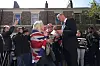 Britannian lippuun kääriytynyt kansalainen tiedusteli Williamin ja hänen perheensä vointia.