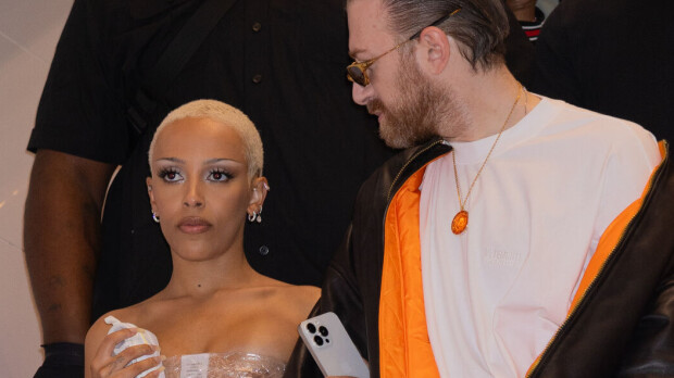 Oijoi! Doja Cat teki Bianca Censorit - ilmestyi pikaruokalaan elmukelmusta luodussa nakuasussa