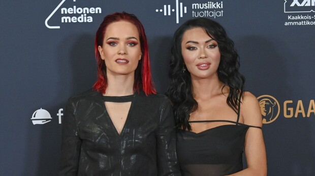 Romanttinen miniloma? Sanni ja Shirly bongattiin jättilaukkujen kanssa – kuvat!