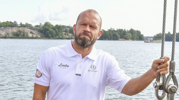 Jere Karalahti herkistyi äitinsä haudalla: 'Meinasin jo tulla perässä'