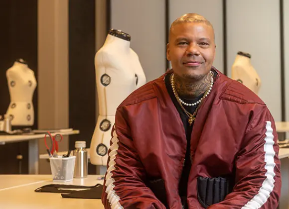 Itseoppineen muotisuunnittelija Antèron, 42, luomuksia nähdään myös artistien päällä – mukana Muodin huipulle -ohjelmassa: Kritiikki on heikko kohtani