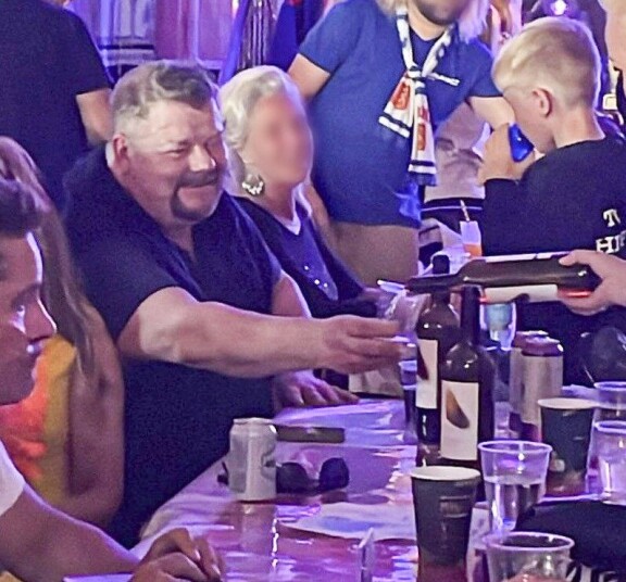 Siltsu tankkasi valkoviiniä.